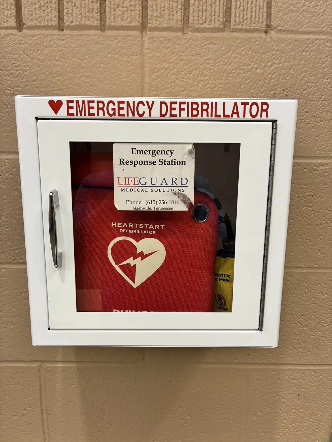 Armario desfibrilador de emergencia de pared que contiene un Philips HeartStart AED