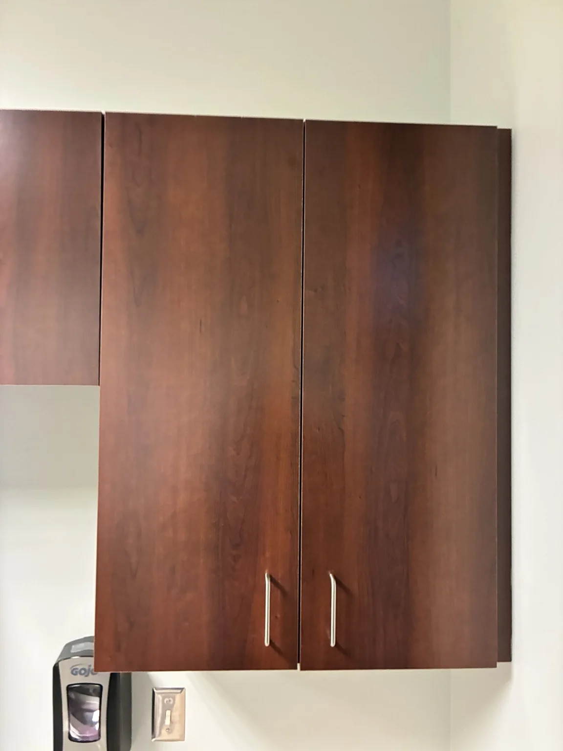 Armario de pared comercial con dos puertas ligeramente desalineadas