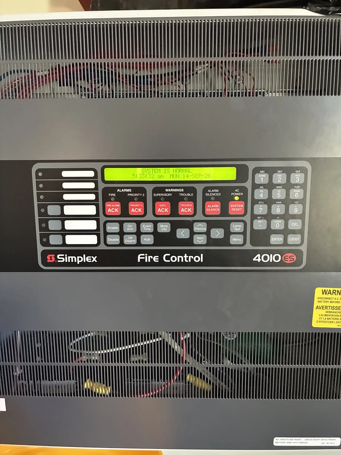 Panel comercial de control de alarma contra incendios usado como ejemplo de campo